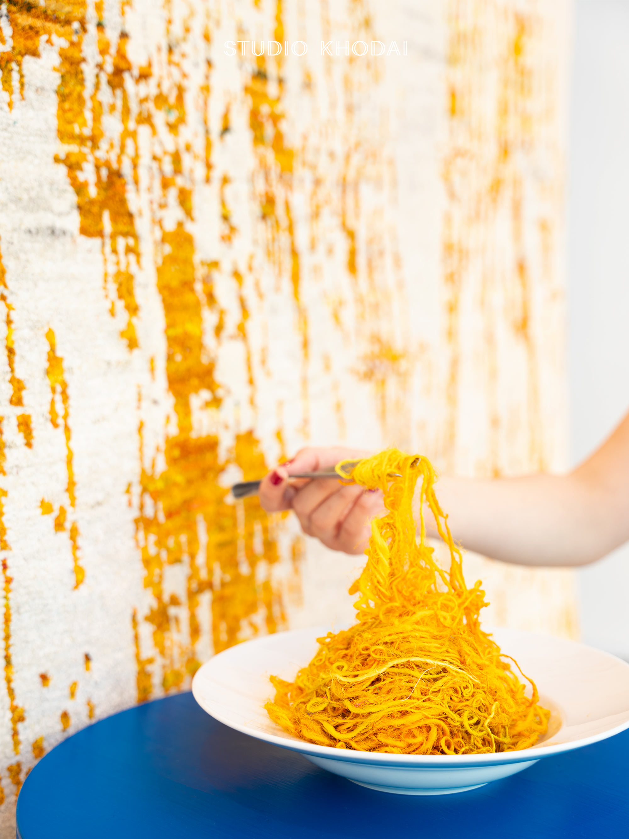 Designbrunch mit gelbem Sari Silk als Pasta